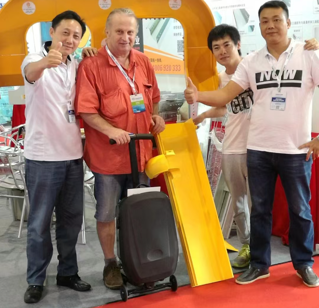 展会与国外客户合照
